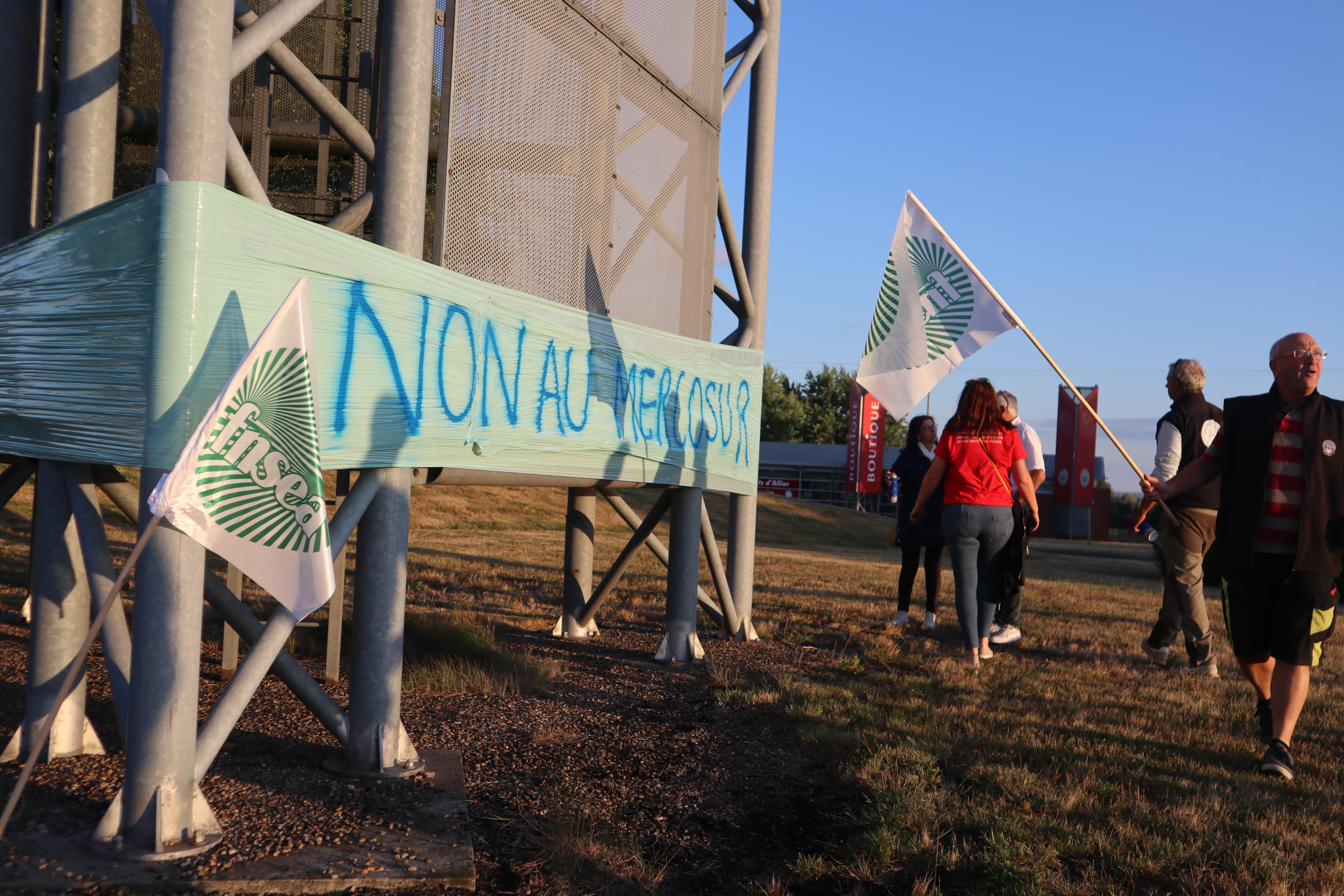 Action contre Mercosur FNSEA Montmarault juilllet 2025 (1).JPG (9.72 MB)