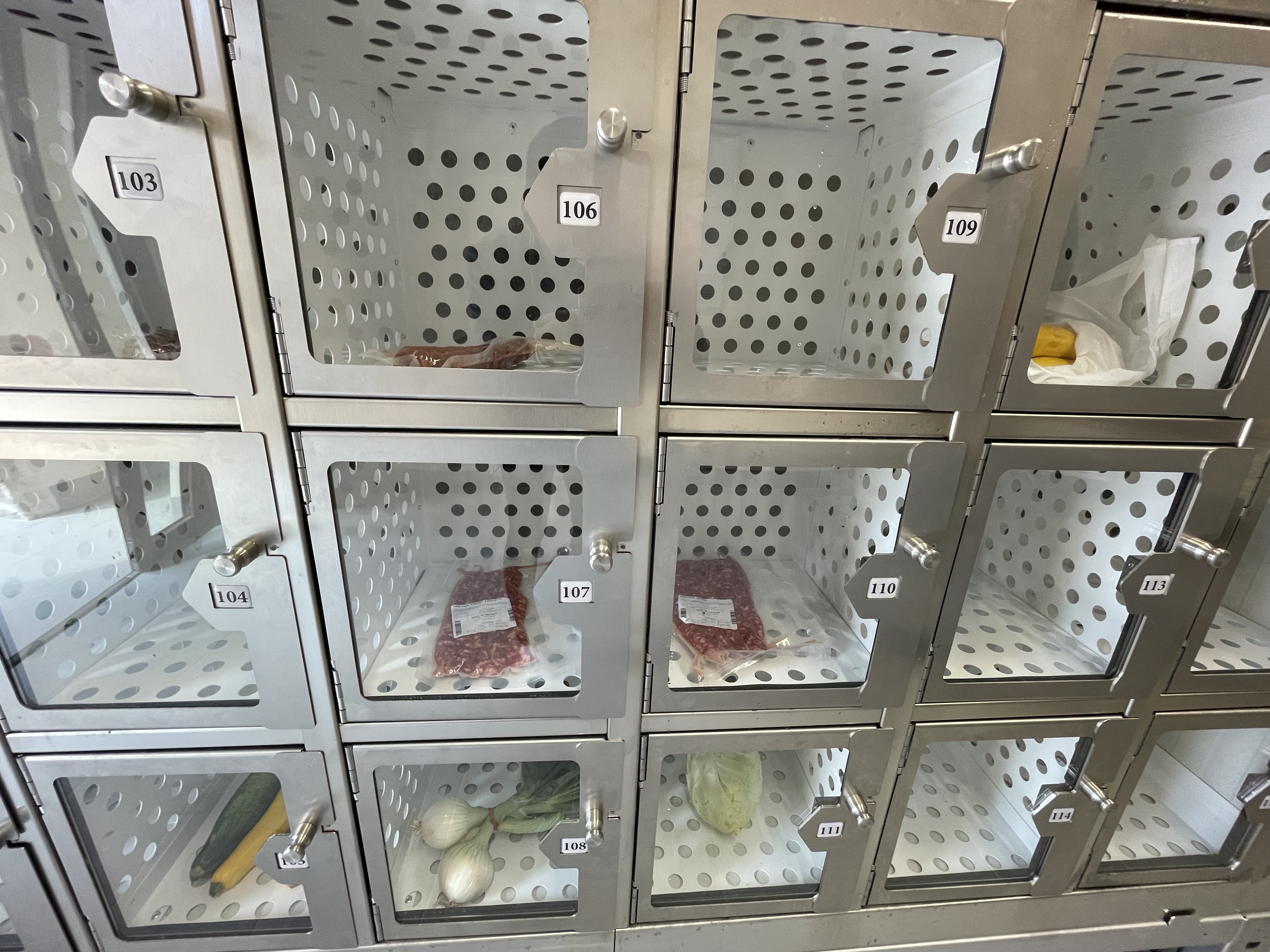 Distributeur automatique de produits locaux Le Brethon (1).JPG (3.89 MB)