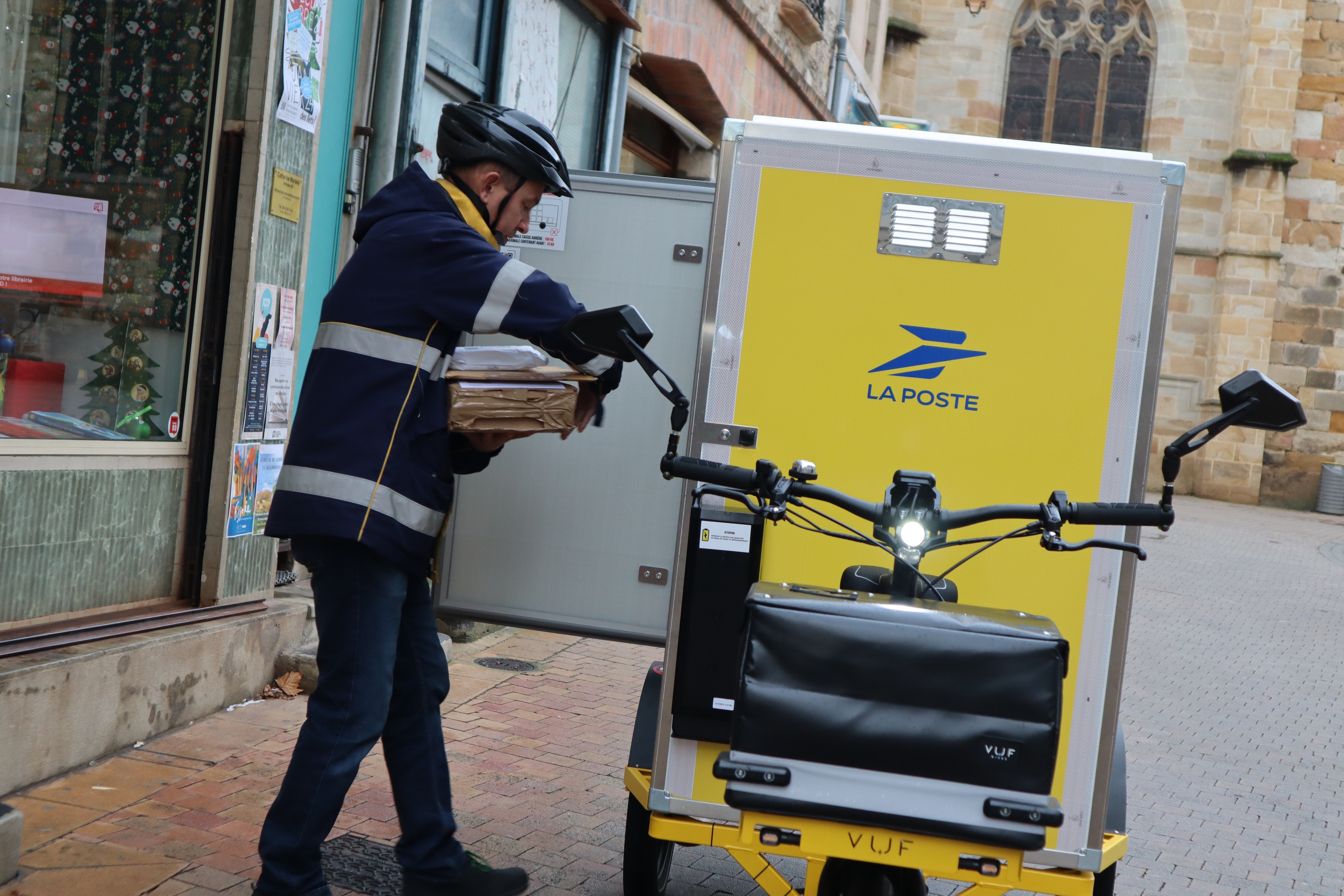 V&eacute;lo cargo La Poste Montlu&ccedil;on 4.JPG (3.50 MB)