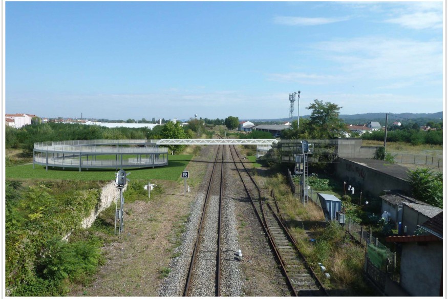 Près du pont supérieur, la construction d'une passerelle hélicoïdale a débuté