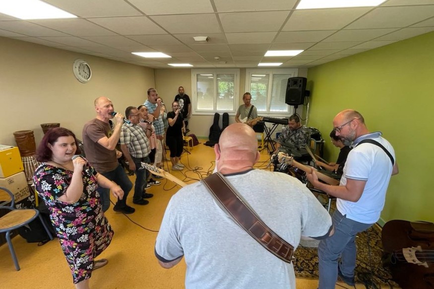 Un groupe de musique inclusif programmé à Jazz au fil du Chr : la belle histoire des Agités du bocage