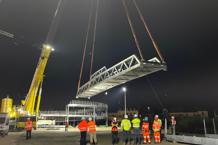 Près du pont supérieur, une passerelle hélicoïdale de 34 mètres de long posée au-dessus de la voie ferrée