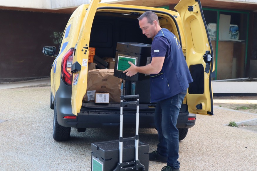 A Montluçon, La Poste livre aussi désormais des repas à des seniors
