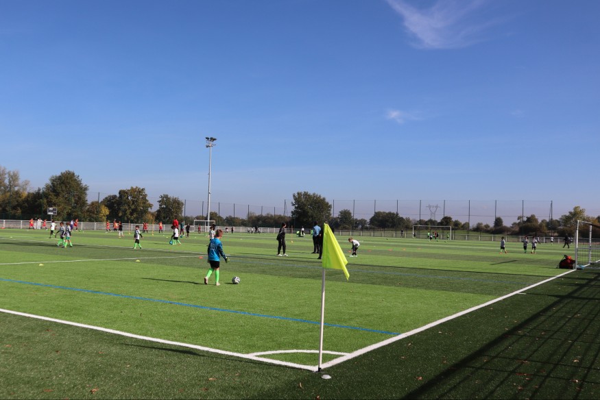 A Prémilhat, un terrain de football synthétique financé par MonCo permet aux joueur de pratiquer toute l'année